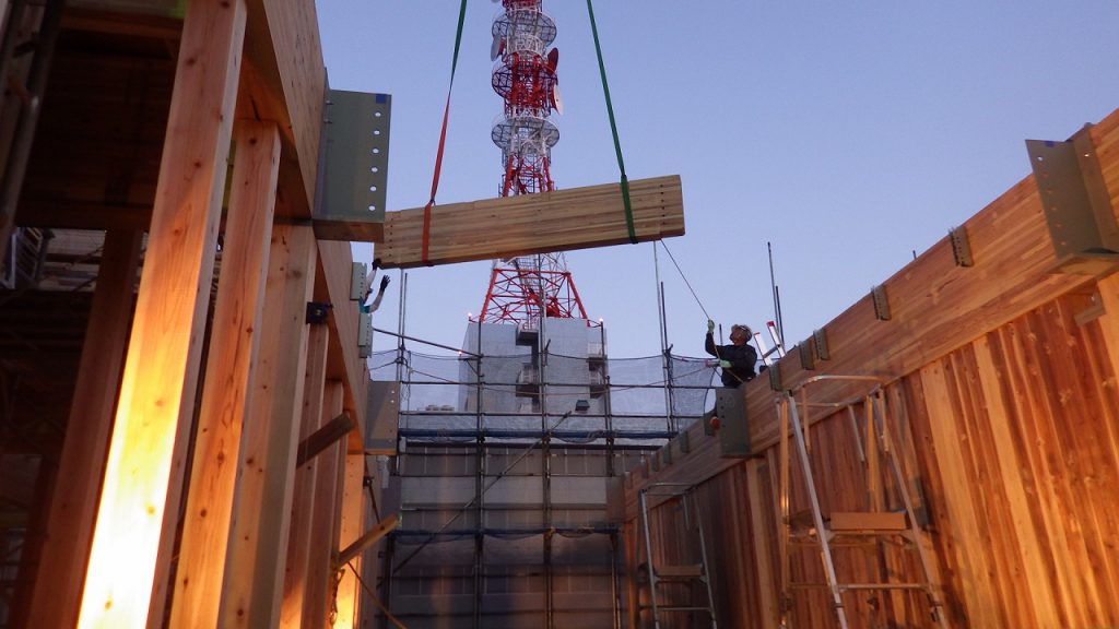 つなぎ梁取り付け中