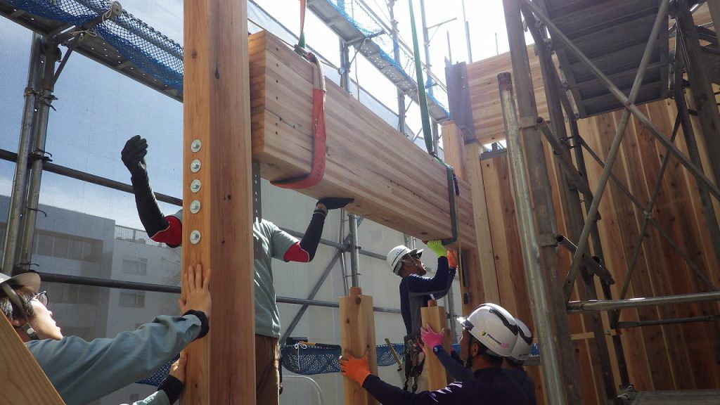 階段受け梁取り付け中